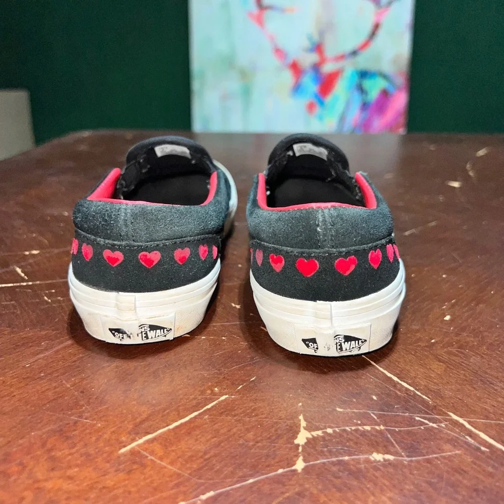 Vans Kids Classic Slip-On Black Suede Red Embroidered Hearts Sneakers Size 2.5Y